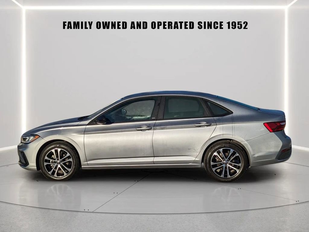 Certified 2025 Volkswagen Jetta Sport image 4