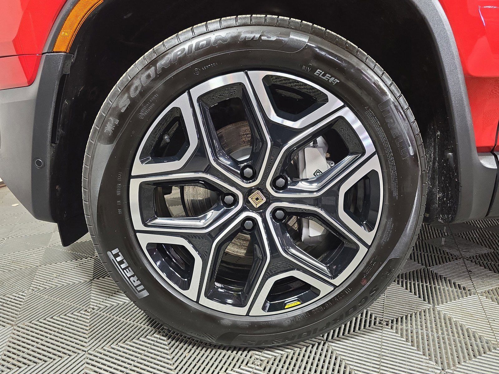 Used 2025 Rivian R1S Adventure image 9