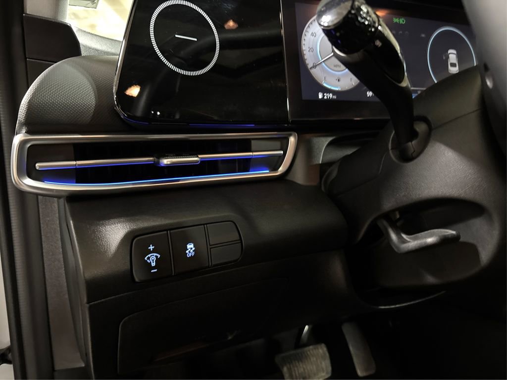 Used 2024 Hyundai Elantra SEL w/ Convenience Package image 36