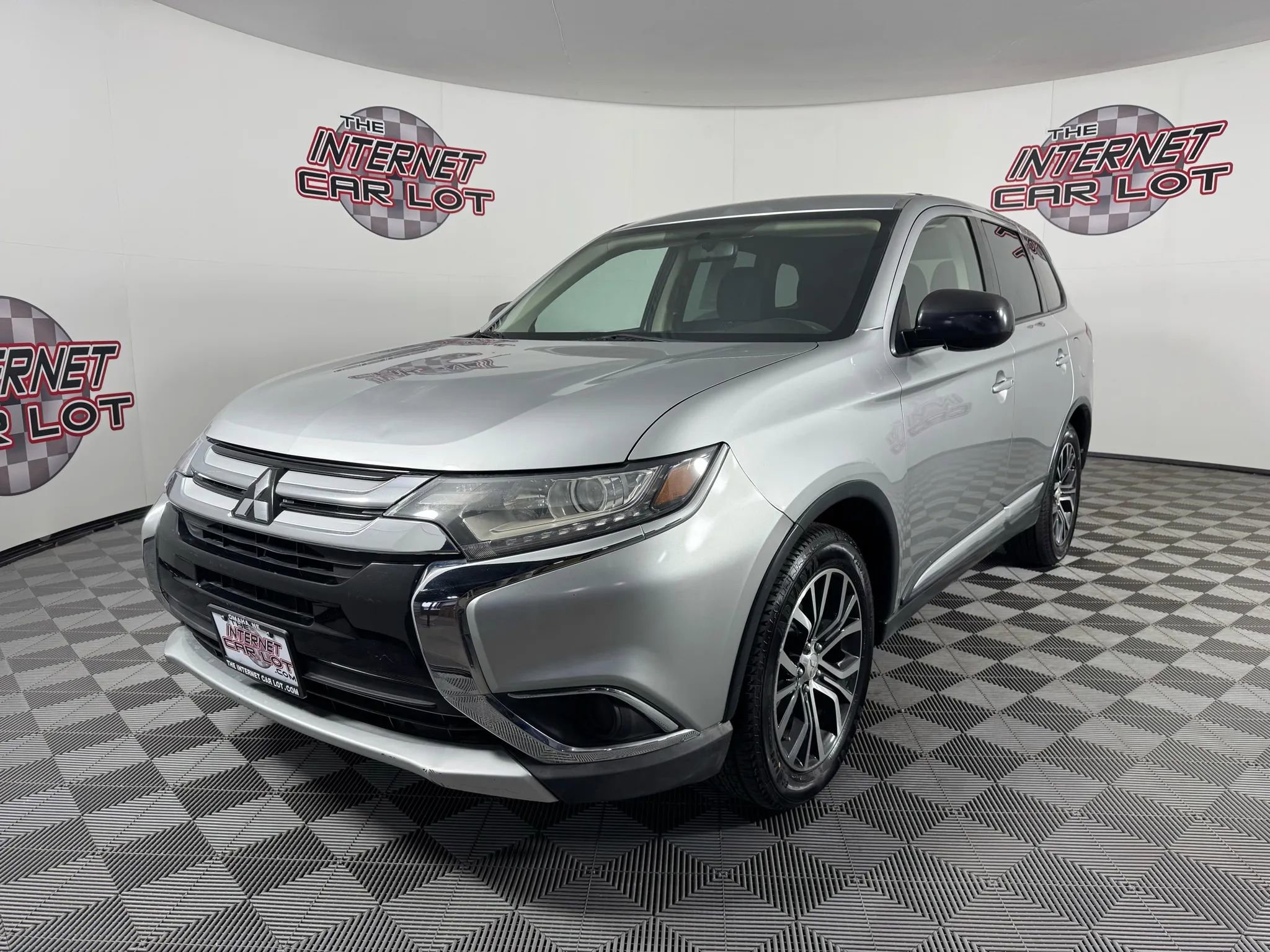 Used 2018 Mitsubishi Outlander ES image 3