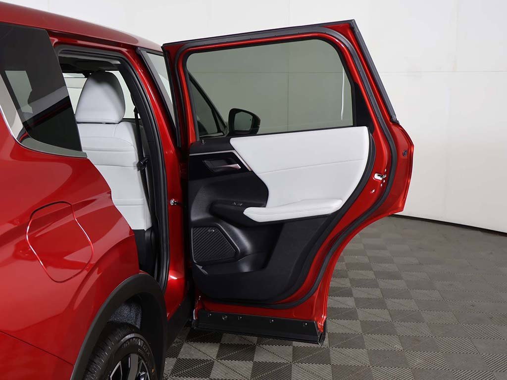 New 2025 Mitsubishi Outlander SE image 24