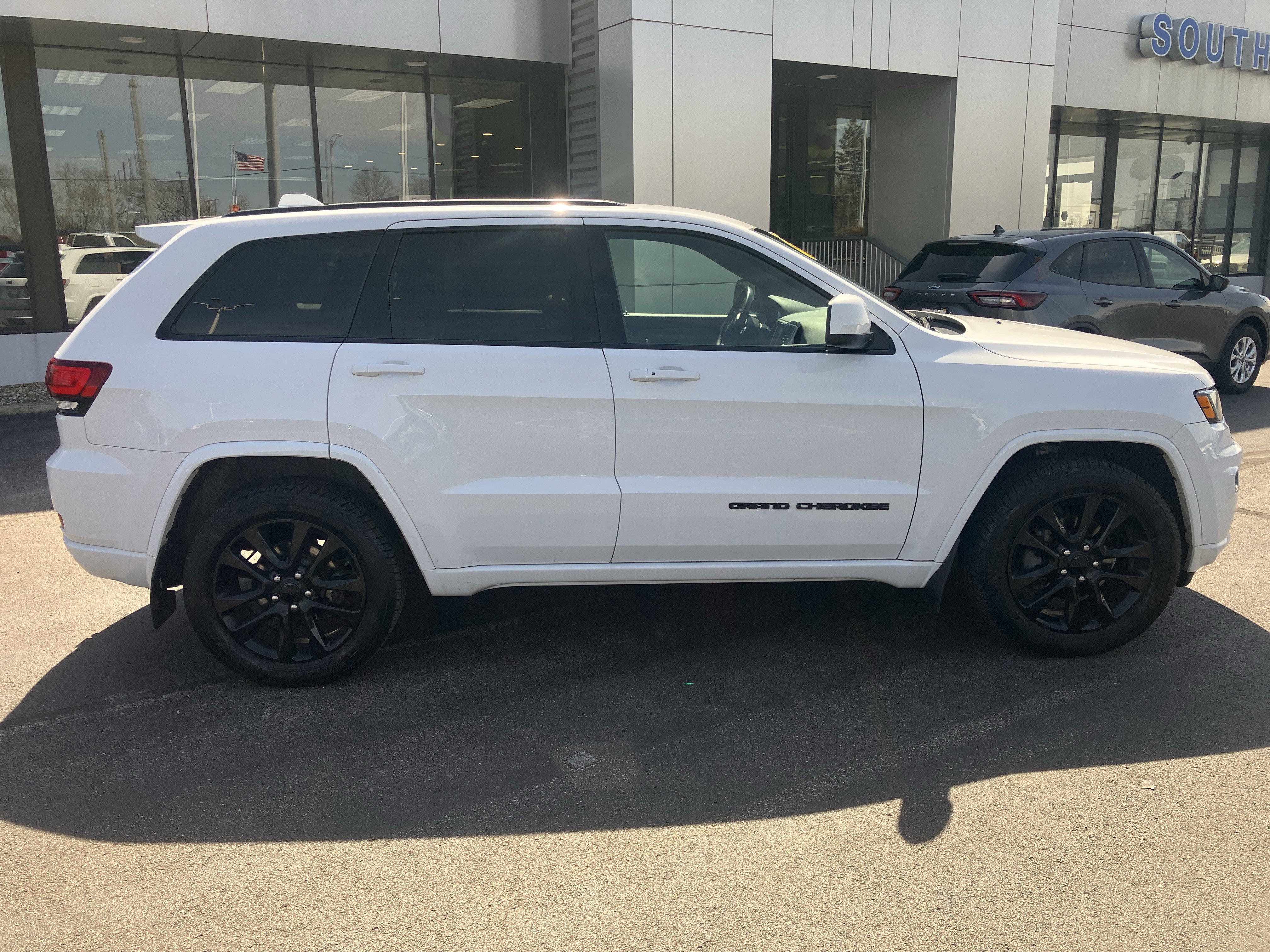 Used 2017 Jeep Grand Cherokee Altitude image 8