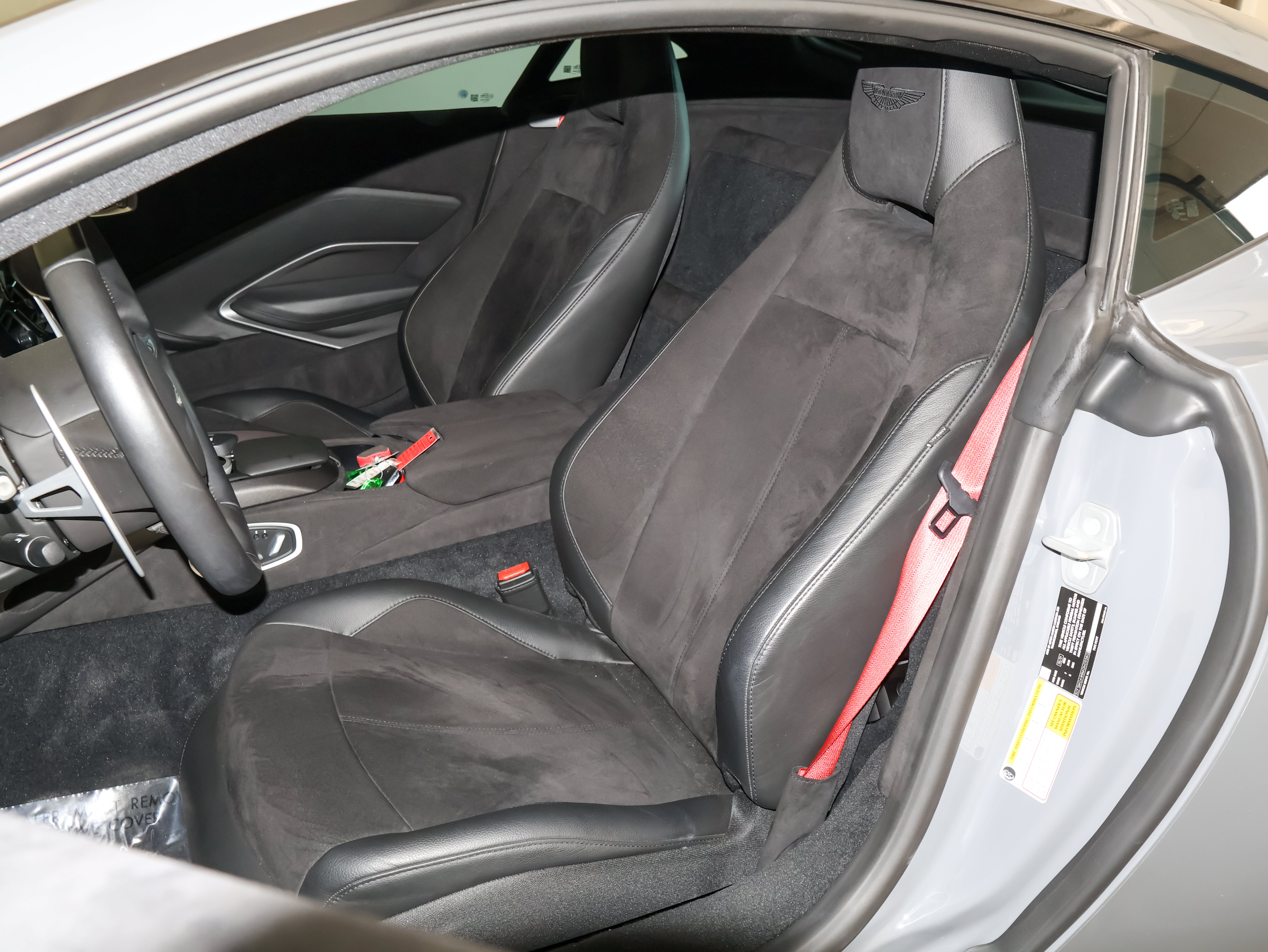Used 2021 Aston Martin V8 Vantage Coupe RWD image 12