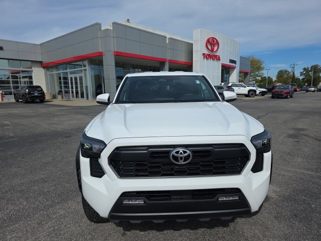 Used 2024 Toyota Tacoma TRD Off-Road image 2