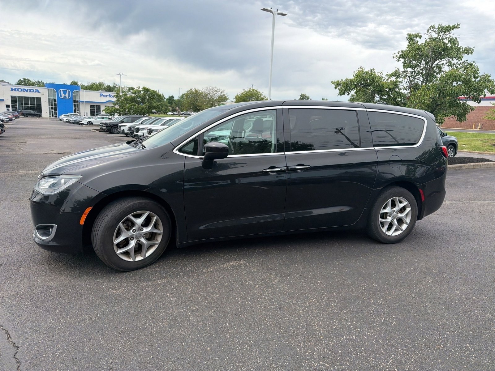 Used 2017 Chrysler Pacifica Touring Plus w/ Tire & Wheel Group FWD image 18