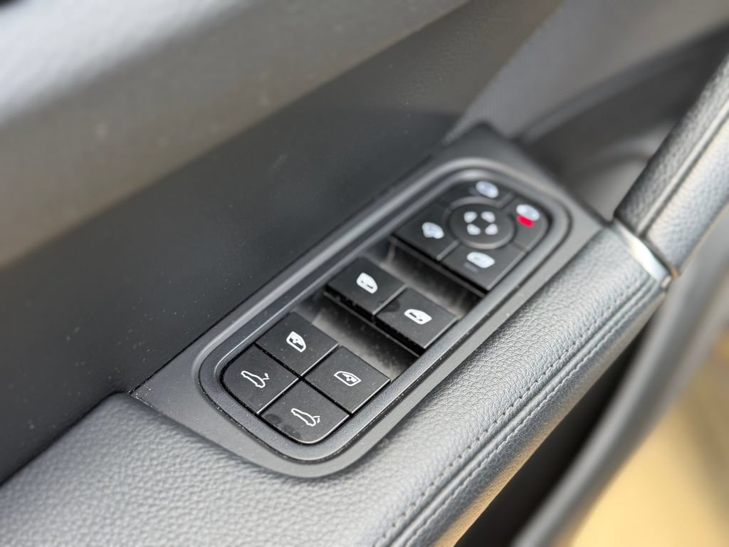 Certified 2023 Porsche Cayenne AWD/4WD image 25