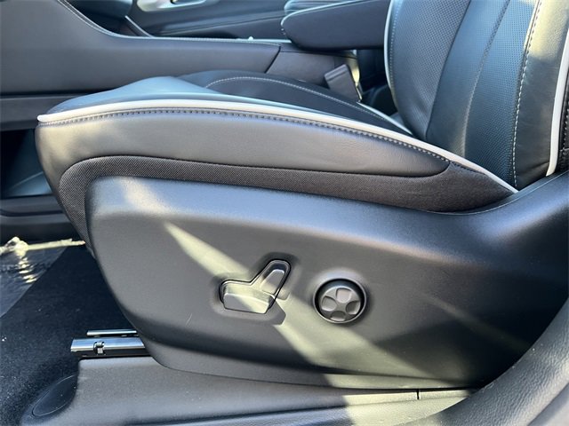 New 2026 Chrysler Pacifica Limited w/ Uconnect Theater Family Group image 12