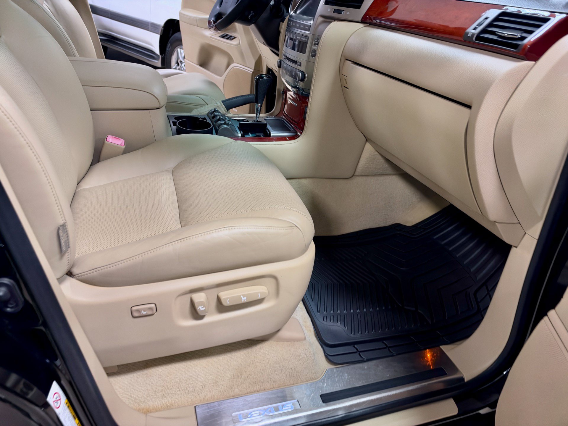Used 2009 Lexus LX 570 4WD w/ Preferred Accessory Pkg image 22