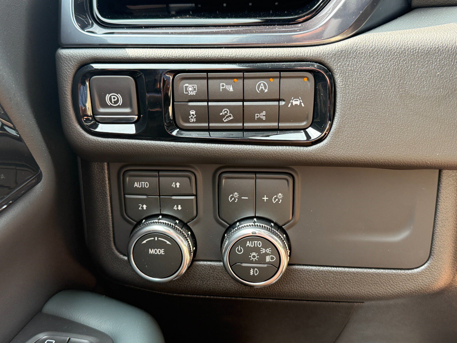 New 2026 GMC Yukon XL AT4 AWD/4WD image 33