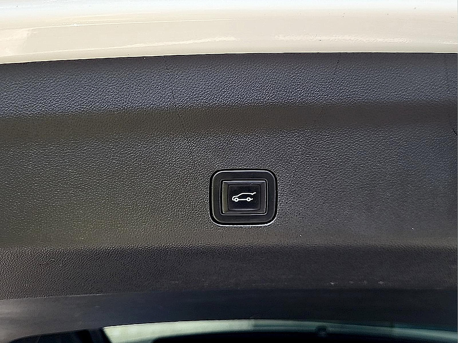 Used 2023 Chevrolet Tahoe Premier AWD/4WD image 33