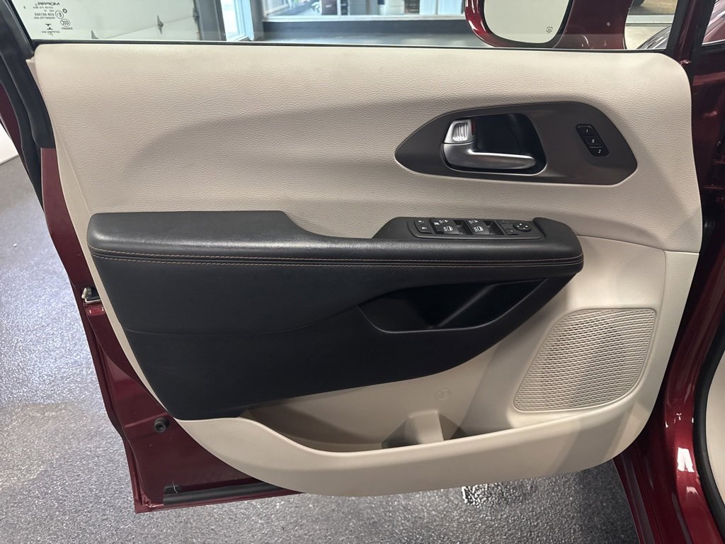 Used 2020 Chrysler Pacifica Touring-L Plus image 14