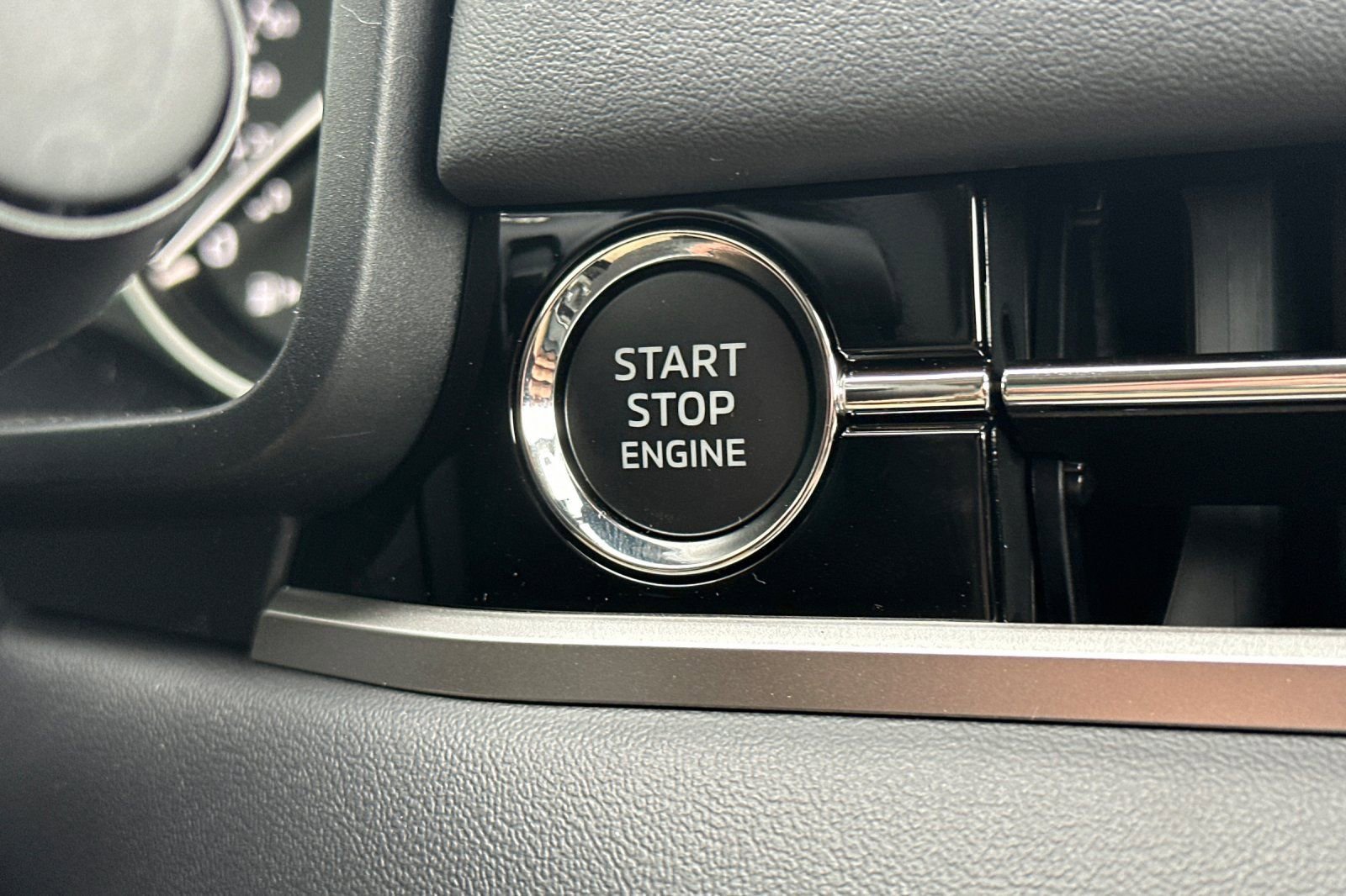 New 2025 Mitsubishi Outlander SE image 23