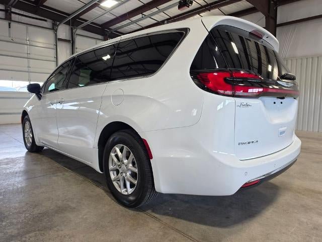 Used 2026 Chrysler Pacifica Select FWD image 3