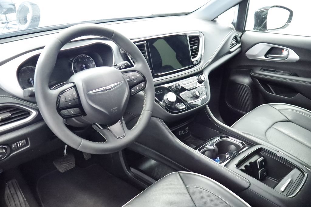 Certified 2025 Chrysler Pacifica Limited FWD image 24