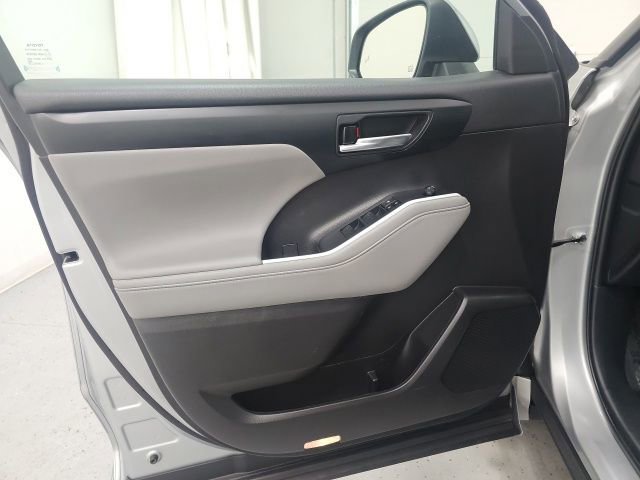 Used 2022 Toyota Highlander XLE image 12