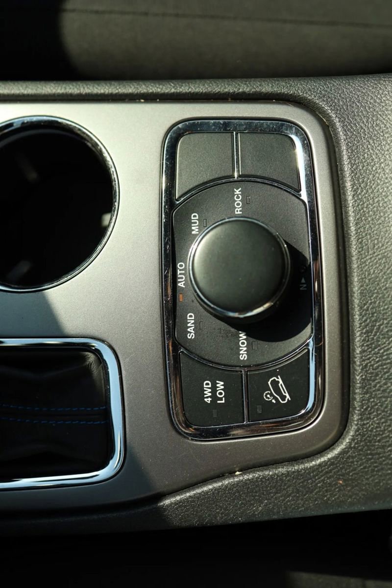 Used 2018 Jeep Grand Cherokee Laredo image 23