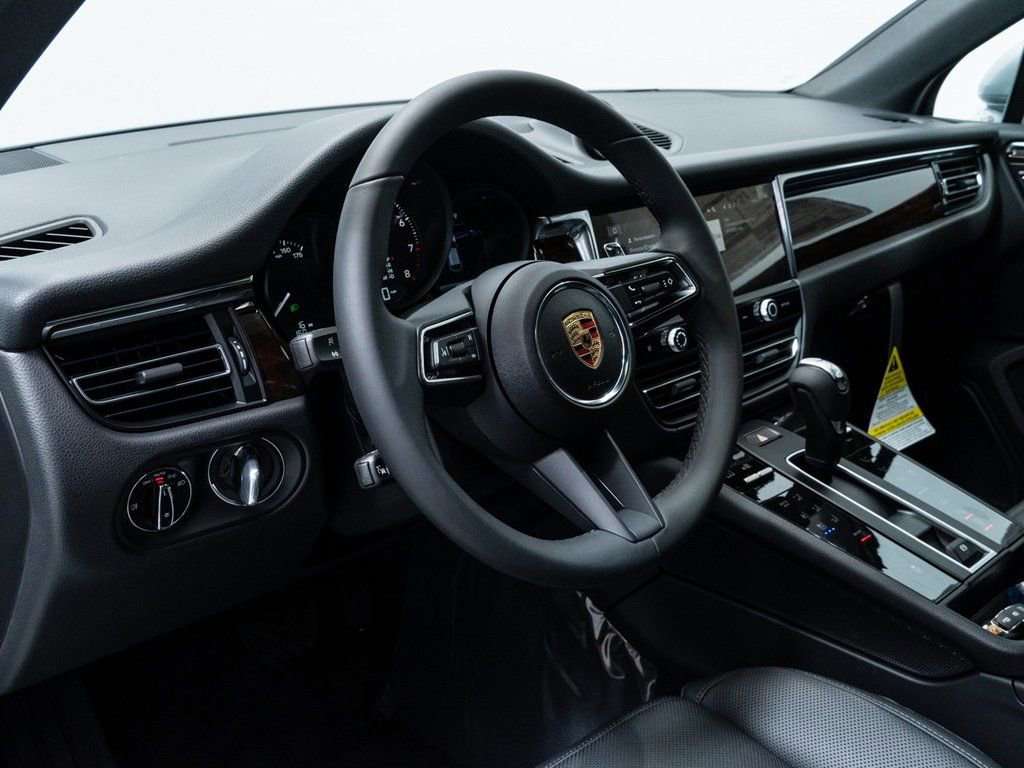 Used 2025 Porsche Macan image 4