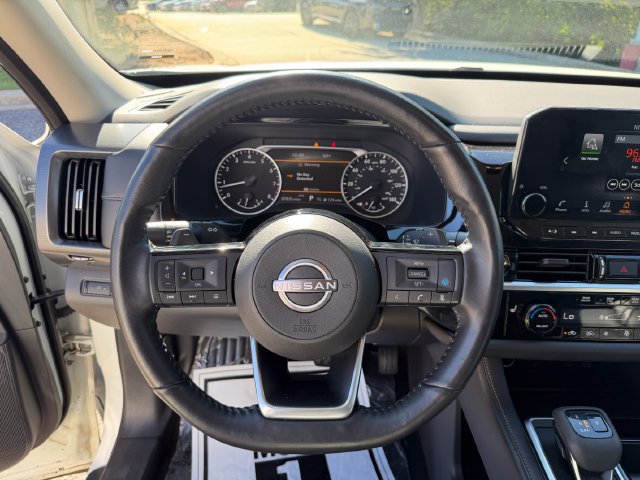 Used 2023 Nissan Pathfinder SL AWD/4WD image 18