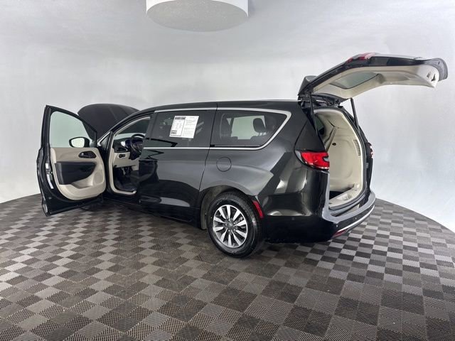 Used 2022 Chrysler Pacifica Touring-L w/ Uconnect Theater Family Group image 16