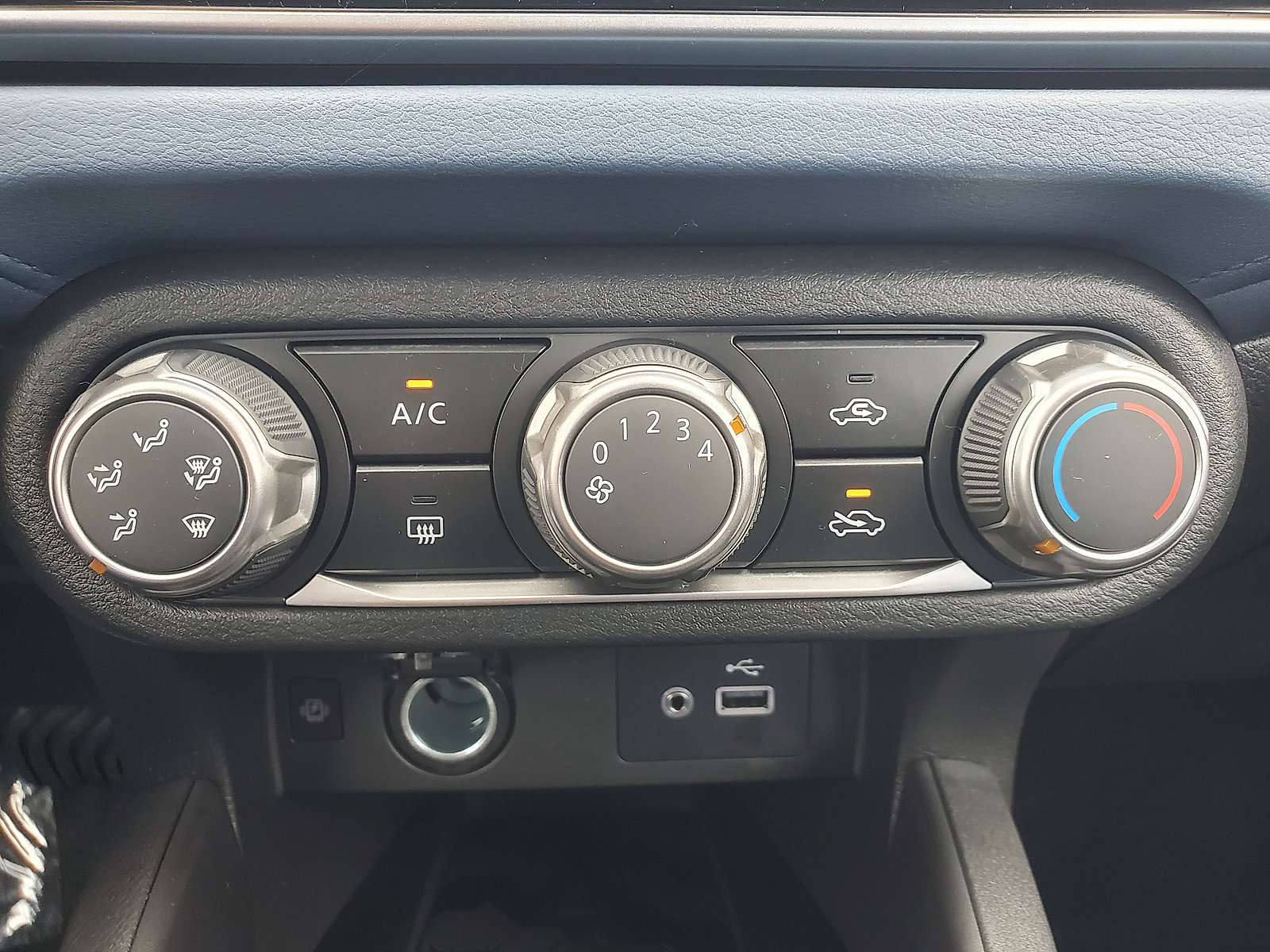 New 2025 Nissan Versa SV w/ Trunk Package FWD image 30