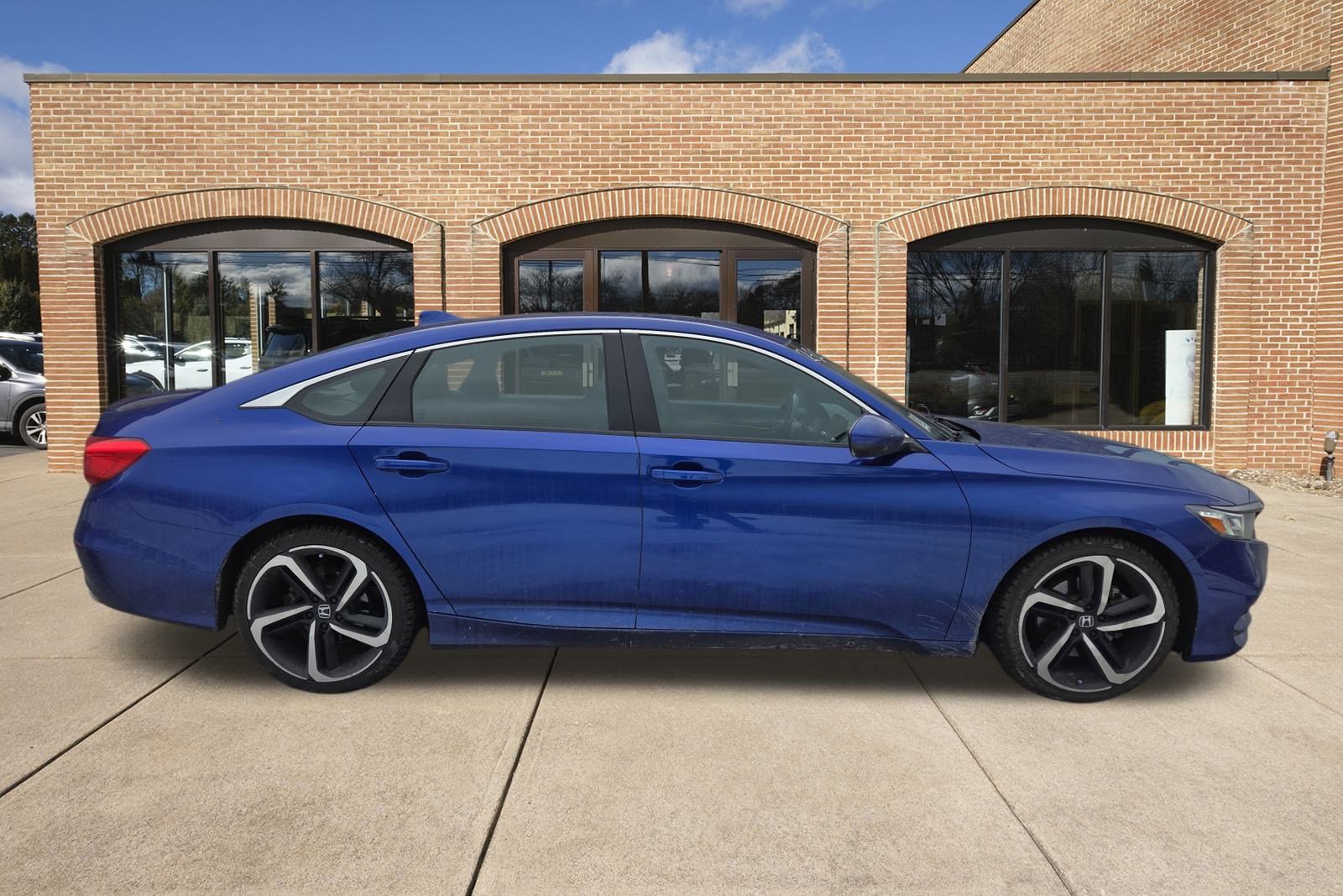 Used 2018 Honda Accord Sport image 2
