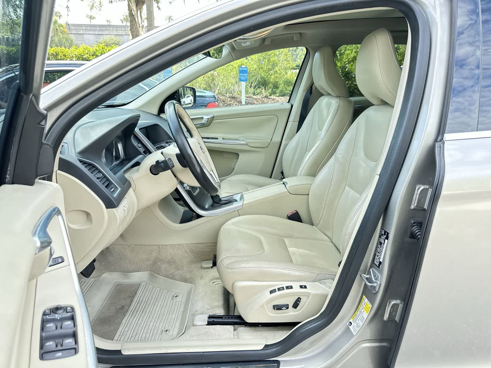 Used 2016 Volvo XC60 T6 FWD image 2