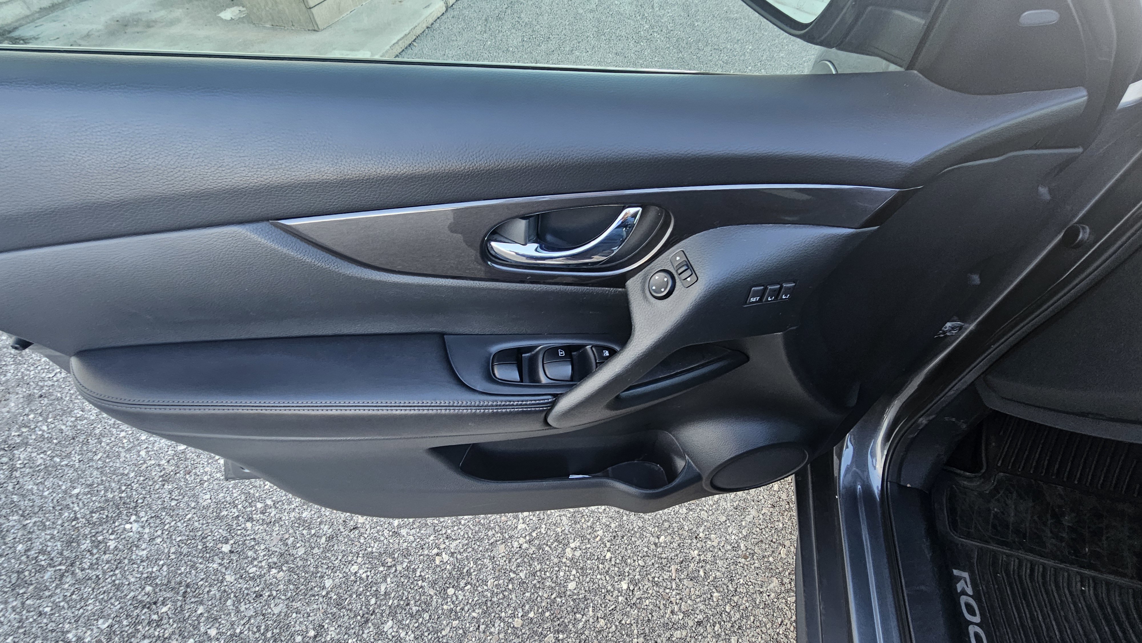 Used 2020 Nissan Rogue SV w/ Premium Package image 10