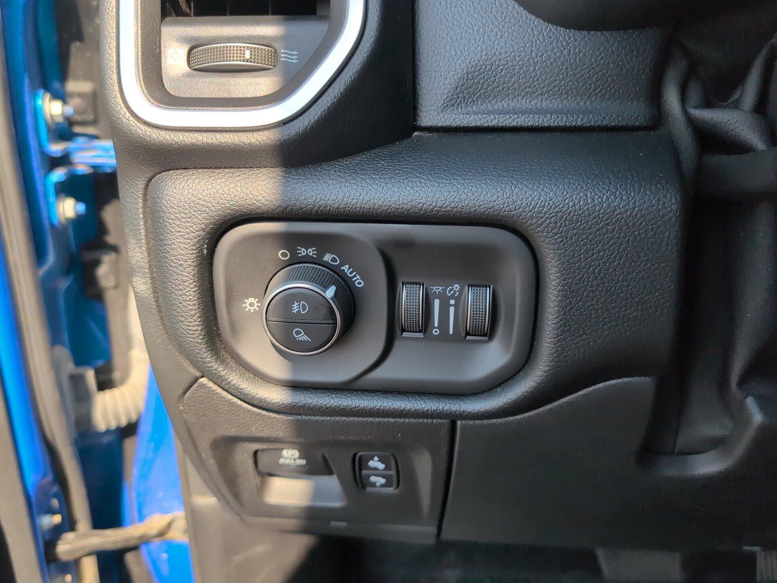 Used 2021 RAM 1500 Laramie AWD/4WD image 28