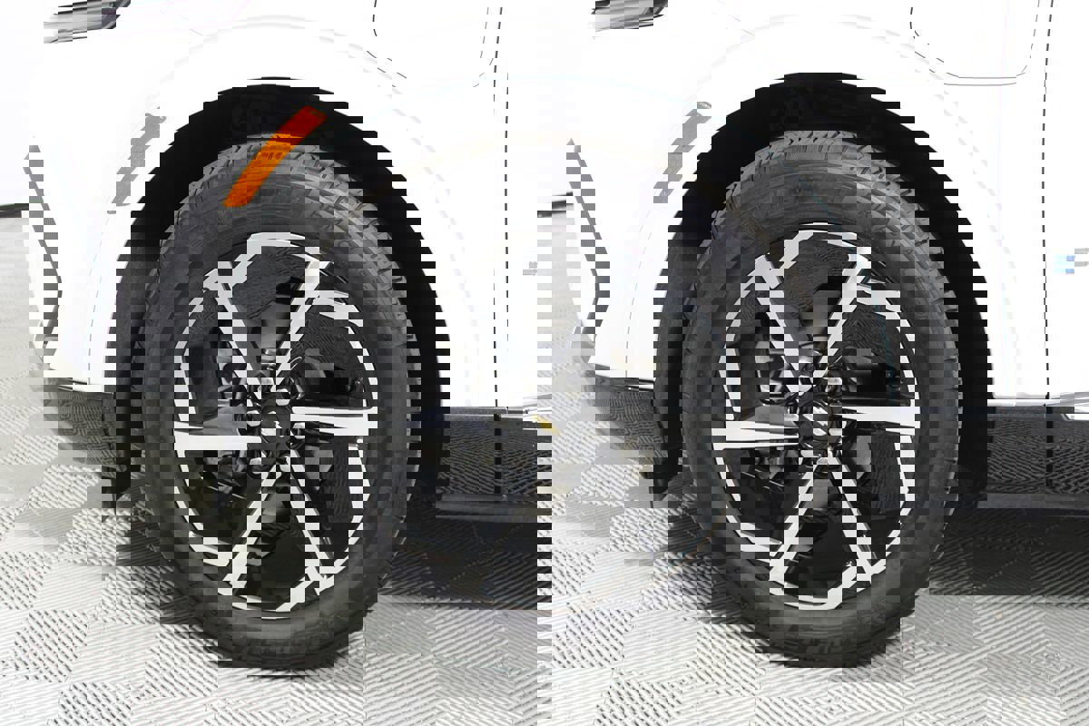 Used 2025 Chevrolet Equinox EV LT w/ Convenience Package image 4