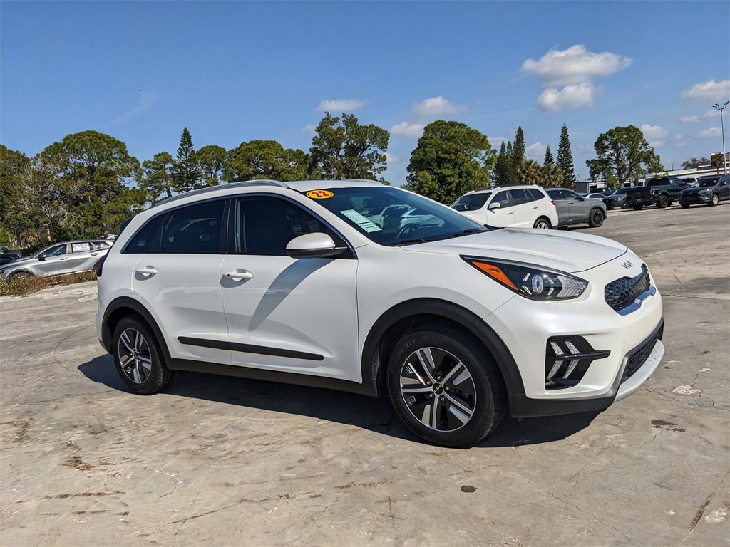 Certified 2022 Kia Niro LXS image 2