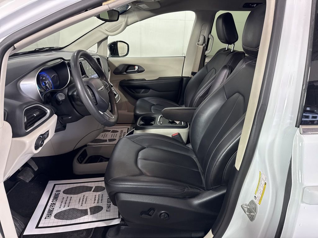 Used 2024 Chrysler Pacifica Touring-L FWD image 15