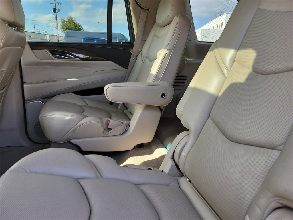 Used 2019 Cadillac Escalade Luxury image 11