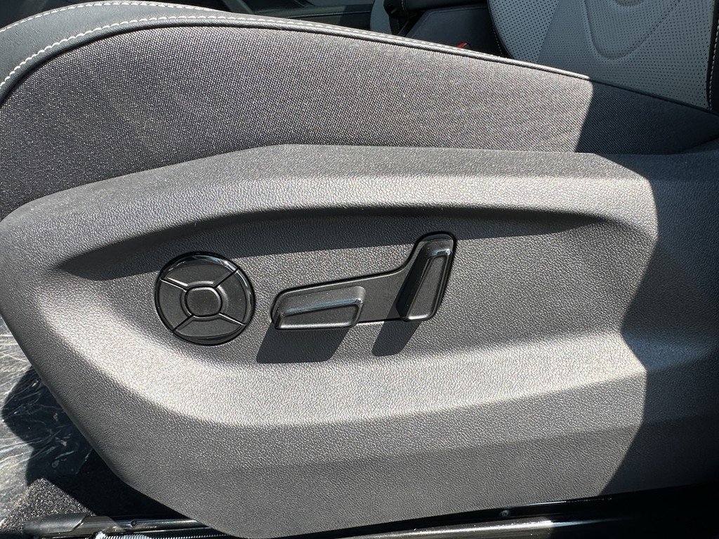 New 2025 Volkswagen Tiguan SE R-Line image 17