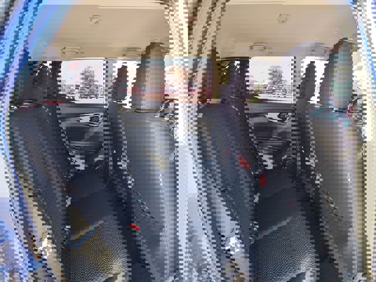 Used 2022 Nissan Rogue Sport S image 17