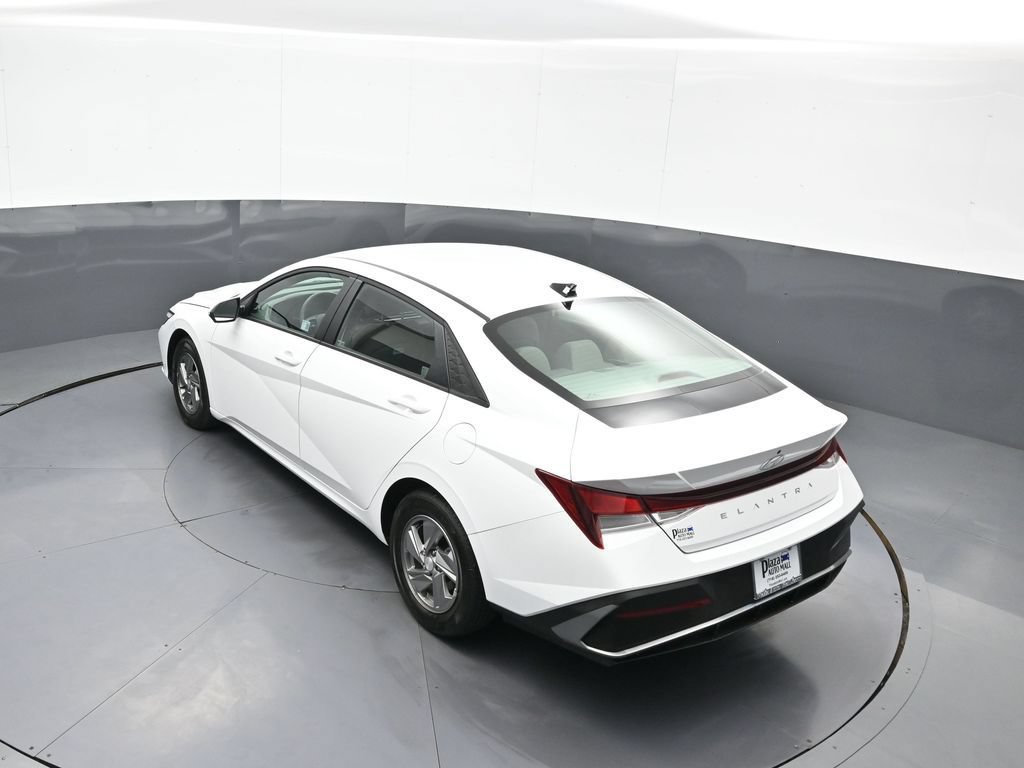 Certified 2025 Hyundai Elantra SE w/ Cargo Package FWD image 39