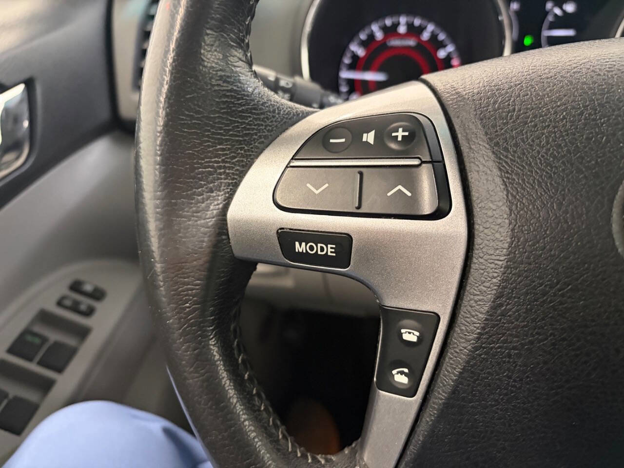 Used 2012 Toyota Highlander Limited w/ Tow Pkg image 40