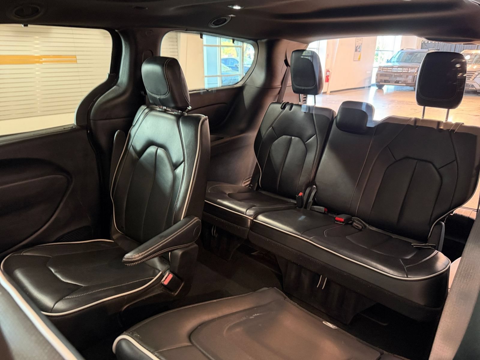 Used 2025 Chrysler Pacifica Limited FWD image 27