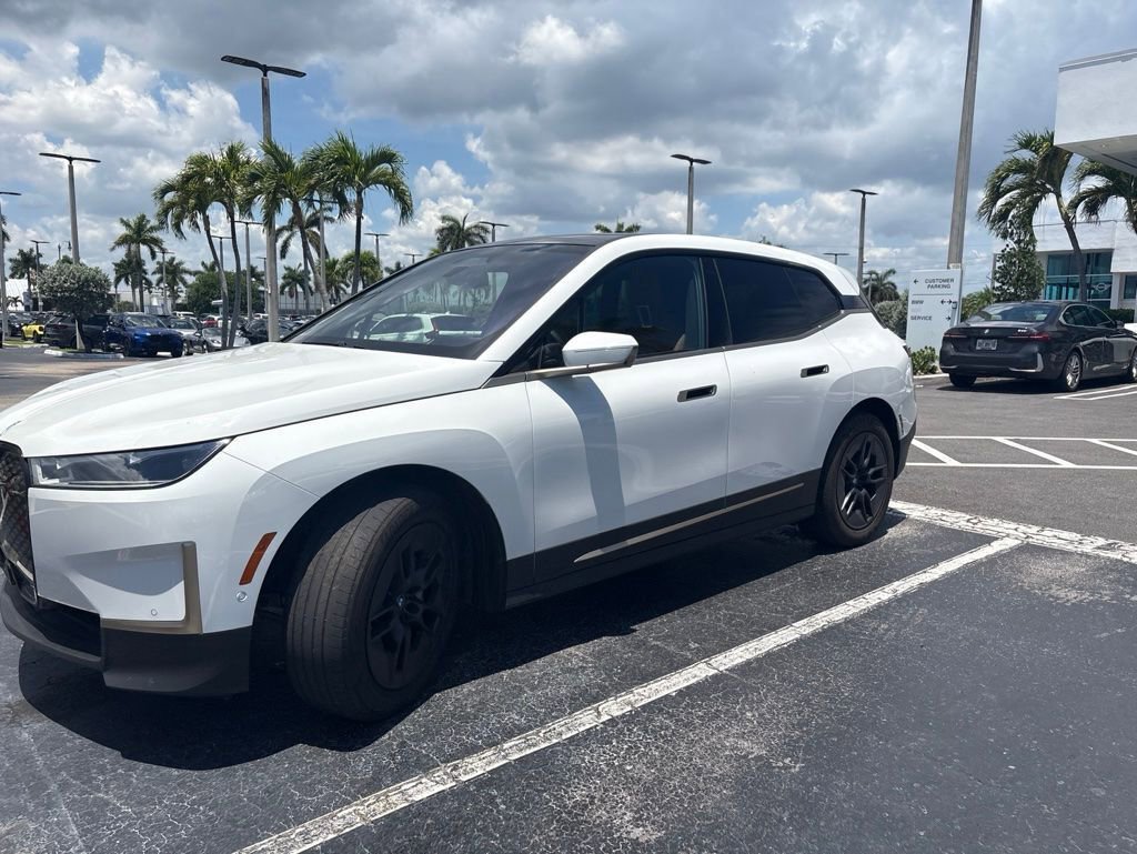 Used 2024 BMW iX xDrive50 w/ Premium Package AWD/4WD image 5