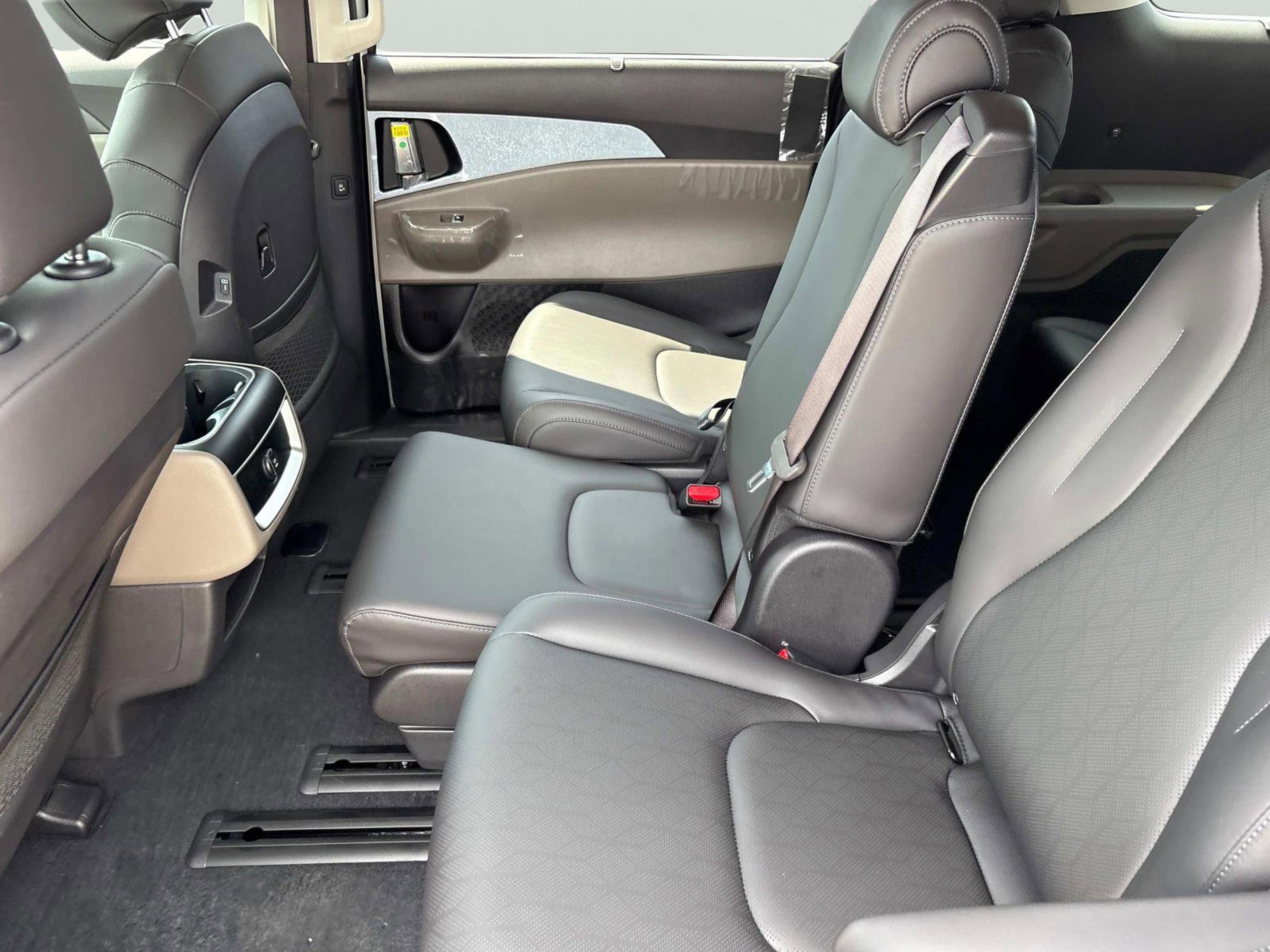 New 2026 Kia Carnival EX image 18