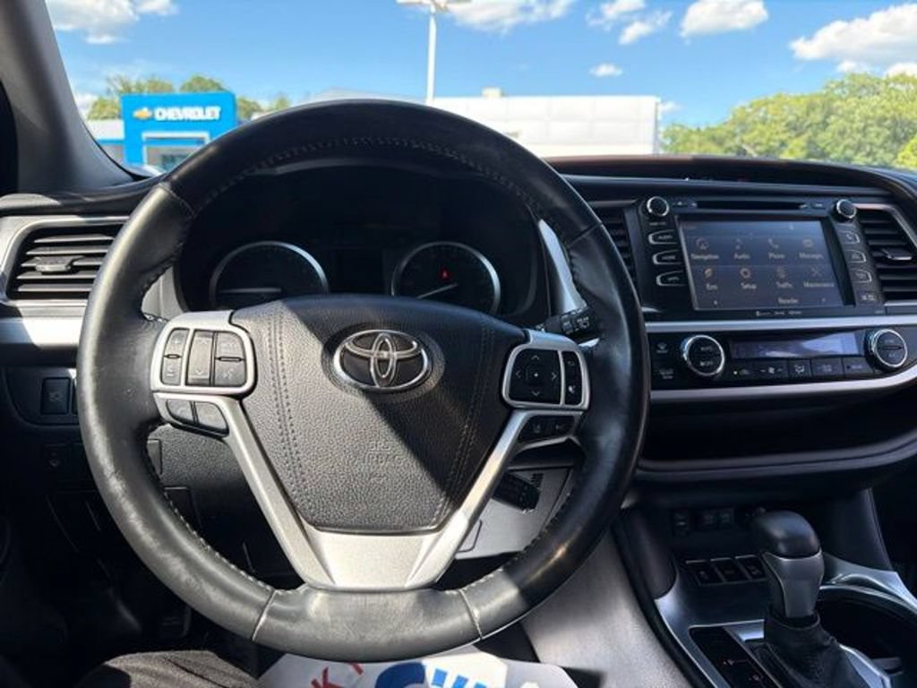 Used 2017 Toyota Highlander XLE AWD/4WD image 18