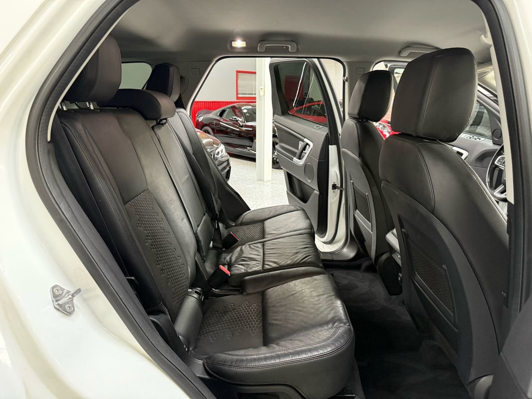 Used 2018 Land Rover Discovery Sport SE image 23