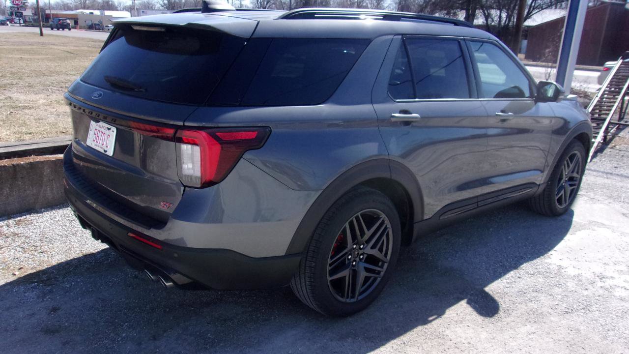 Used 2025 Ford Explorer ST image 2
