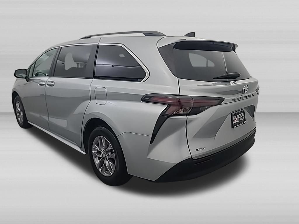 Used 2025 Toyota Sienna XLE FWD image 6