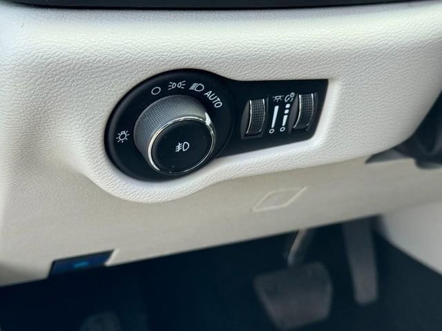 Used 2024 Chrysler Pacifica Touring-L FWD image 21