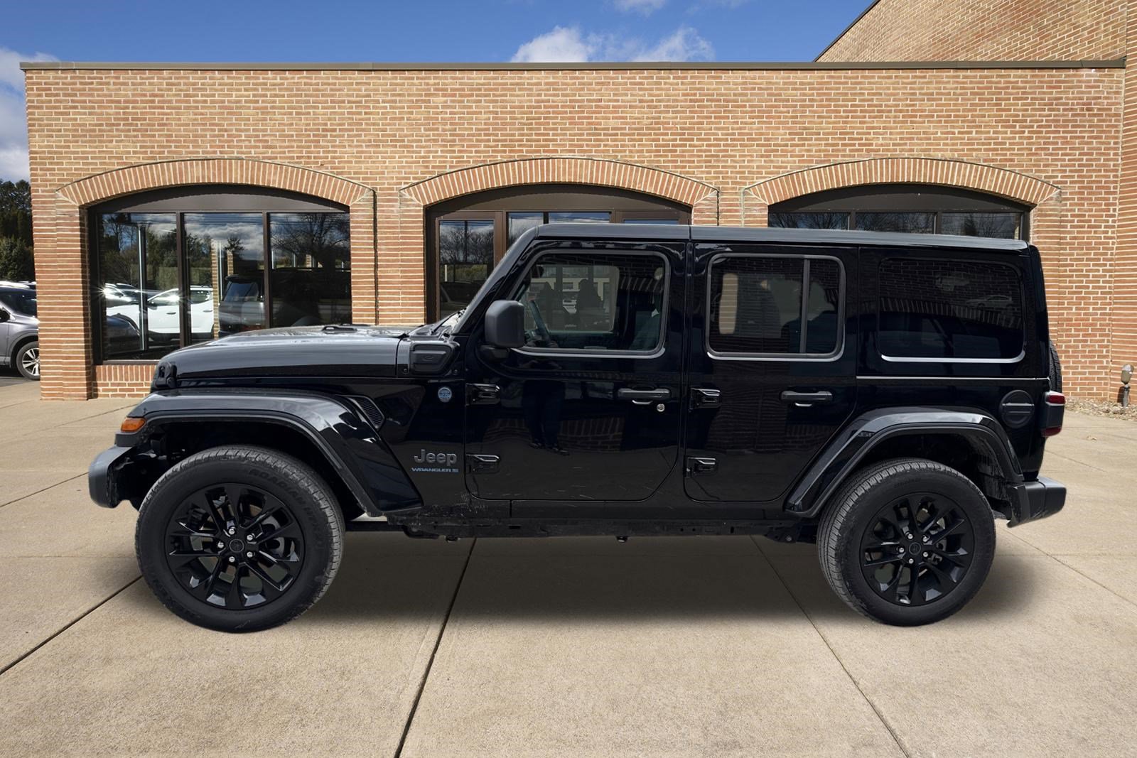Used 2025 Jeep Wrangler Sahara image 5