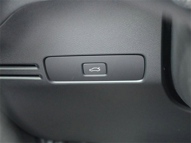 Used 2024 Volvo XC40 B5 Plus w/ Climate Package image 28