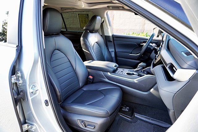 Used 2024 Toyota Highlander XLE AWD/4WD image 12