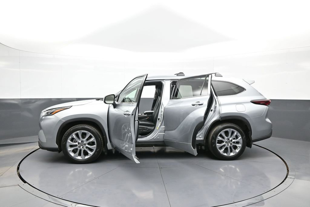Certified 2024 Toyota Highlander Limited AWD/4WD image 45