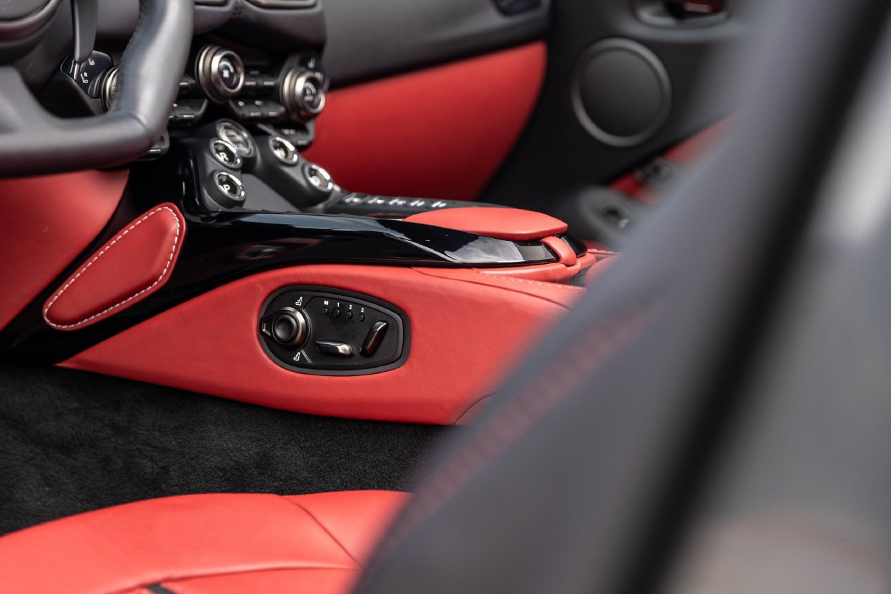 Used 2023 Aston Martin V8 Vantage Roadster RWD image 32