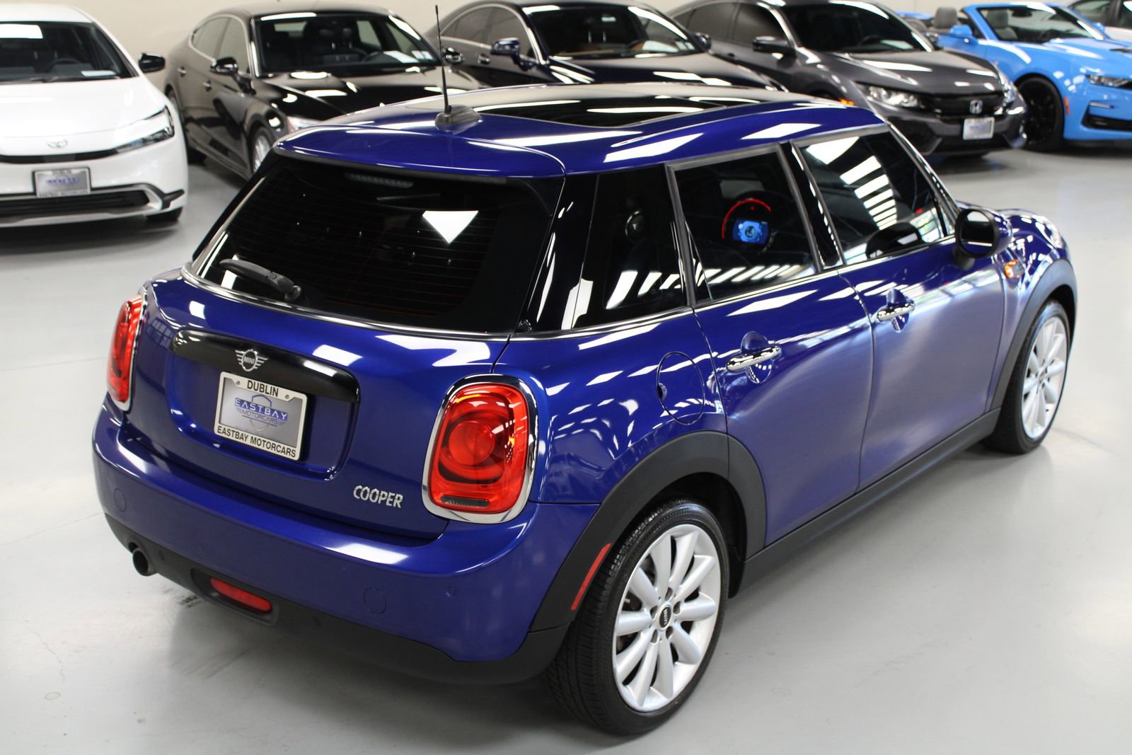 Used 2019 MINI Cooper 4-Door Hardtop image 10
